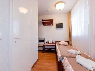 Отель Humala Guest House Таллин Двухместный номер с 2 отдельными кроватями и собственной душевой-5